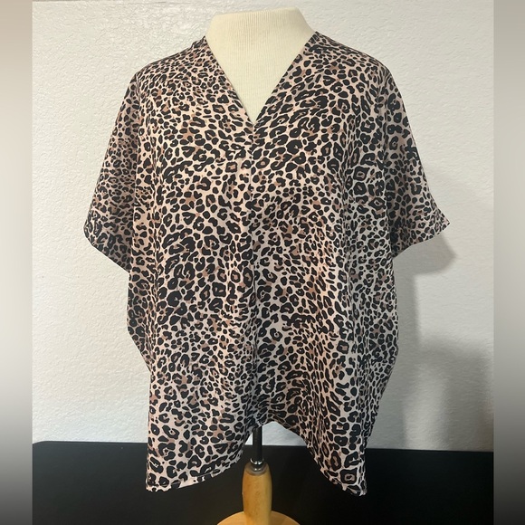 Black Leopard Print V-Neck Top- Medium - Picture 1 of 7